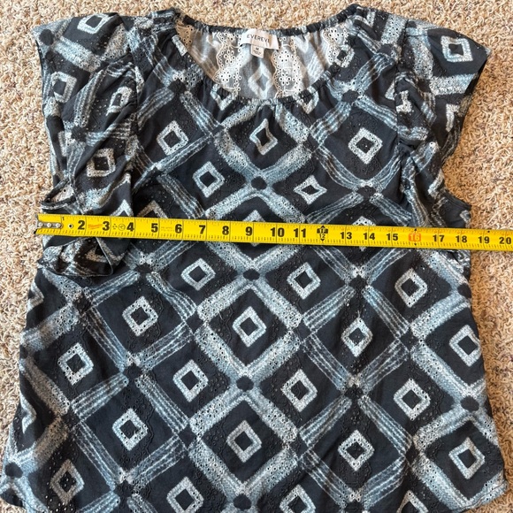 Evereve Oaklynn Eyelet Top Medium Like New - Picture 8 of 10